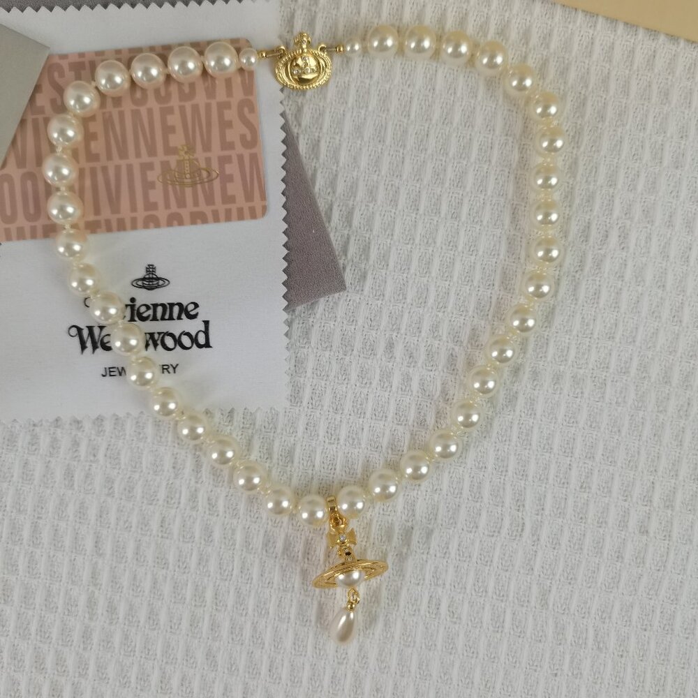 Brand new Vivienne Westwood  Pearl necklace in gold